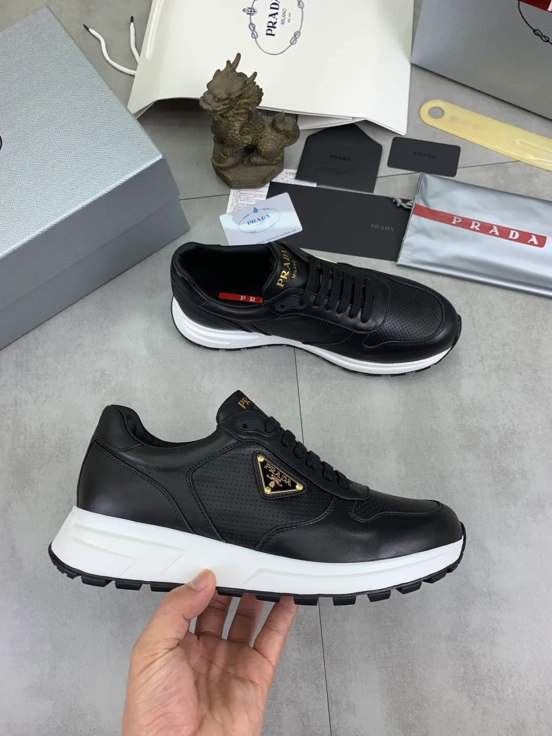 Men's shoes 💰P580💰 [New style] High version official website popular models are on the market, 🆘 Trendy brand (Prada) mainly promotes popular models, avant-garde and versatile fashion men's shoes private version mold opening, cowhide surface splicing 1:1.. Fashionable and simple, original imported cowhide lining cowhide feet; the atmosphere and personality are more fashionable, eye-catching and pursuing class. It will subvert the old idea and be a must-have for fashion trendsetters with you! Must keep it for yourself! Tall and comfortable, large and low, high-end quality workmanship. Size: 38-45; 5️⃣ colors available.